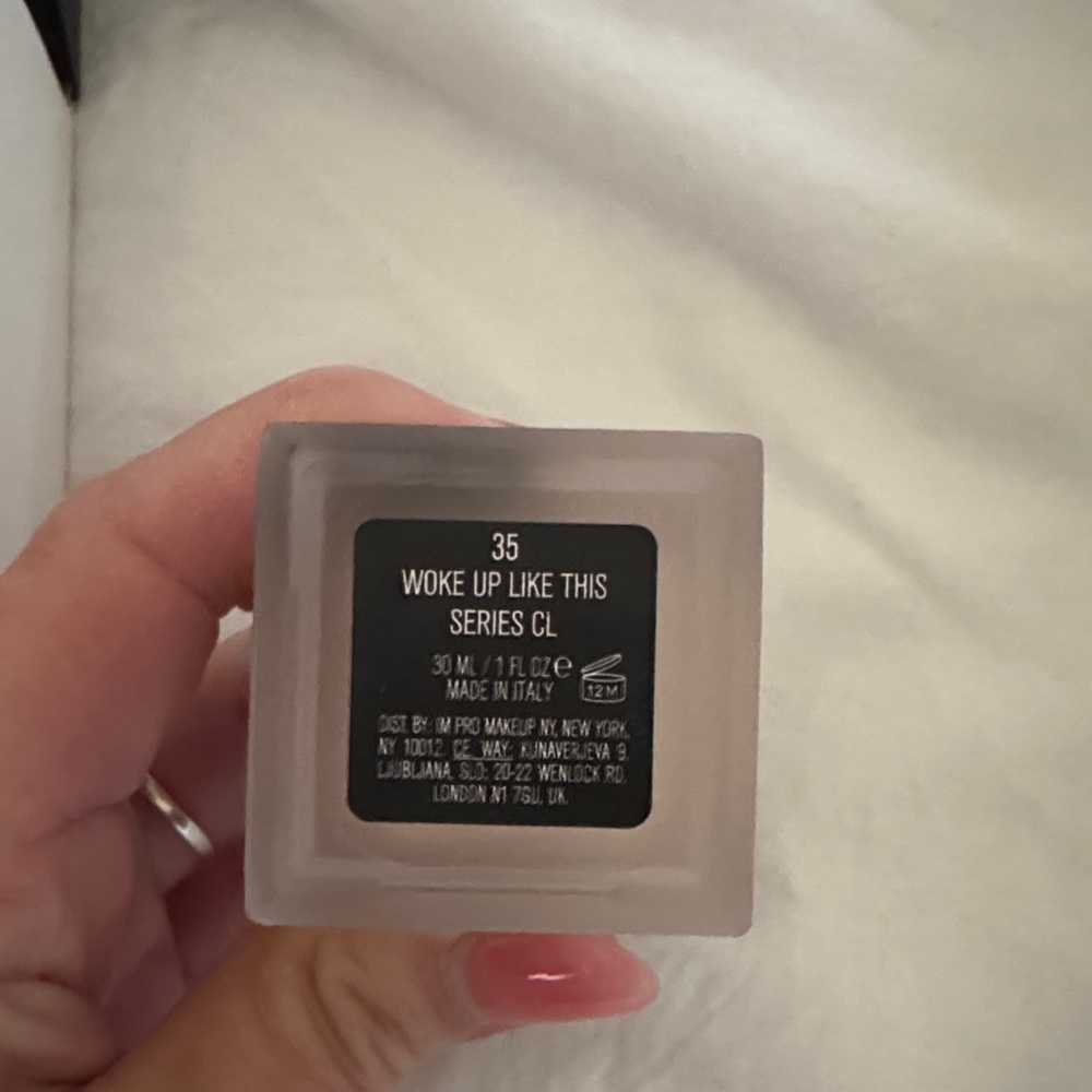 IL MAKIAGE Flawless Base Foundation Box - Black with White Text - Picture 4 of 6